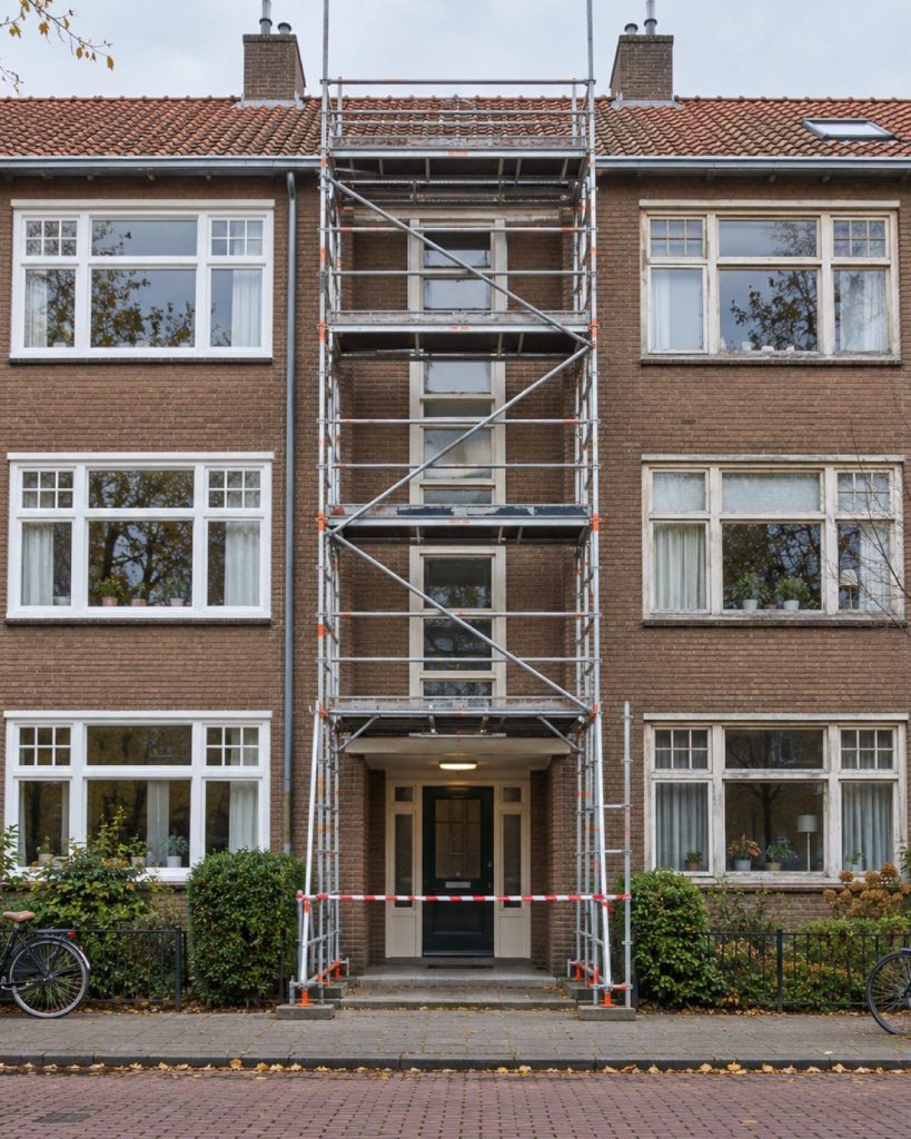 Portiekflat met een steiger voor het middelste portiek