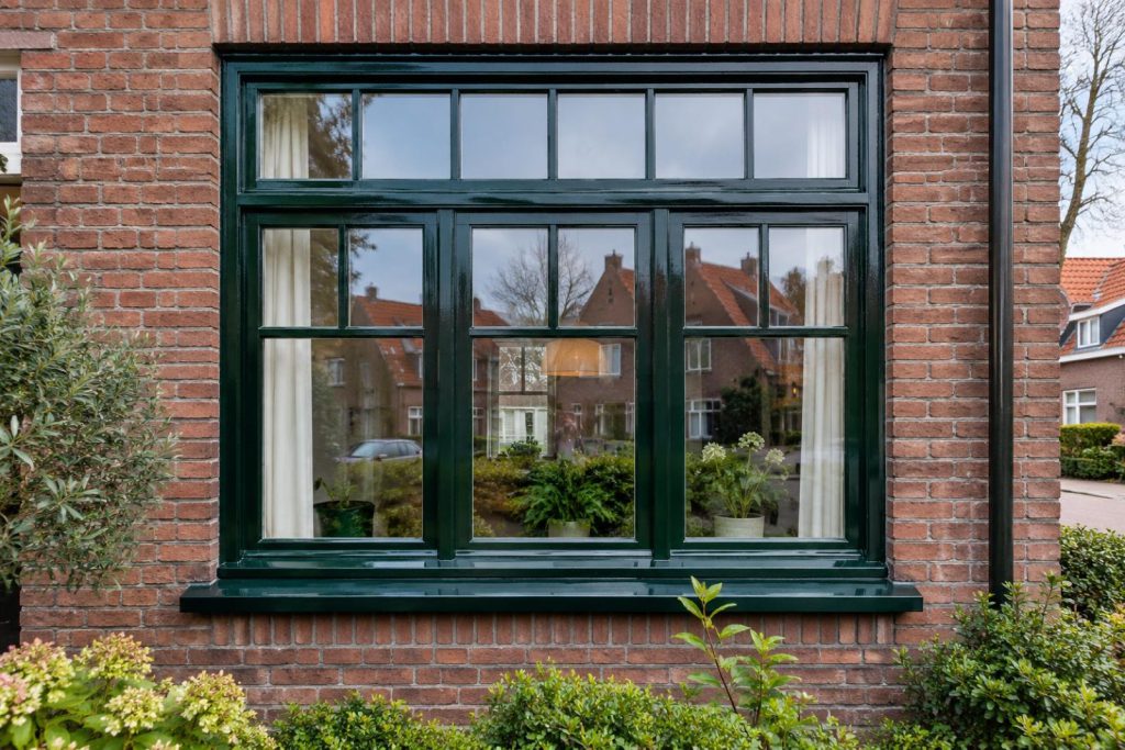 Hetzelfde kozijn strak gelakt in dennengroen