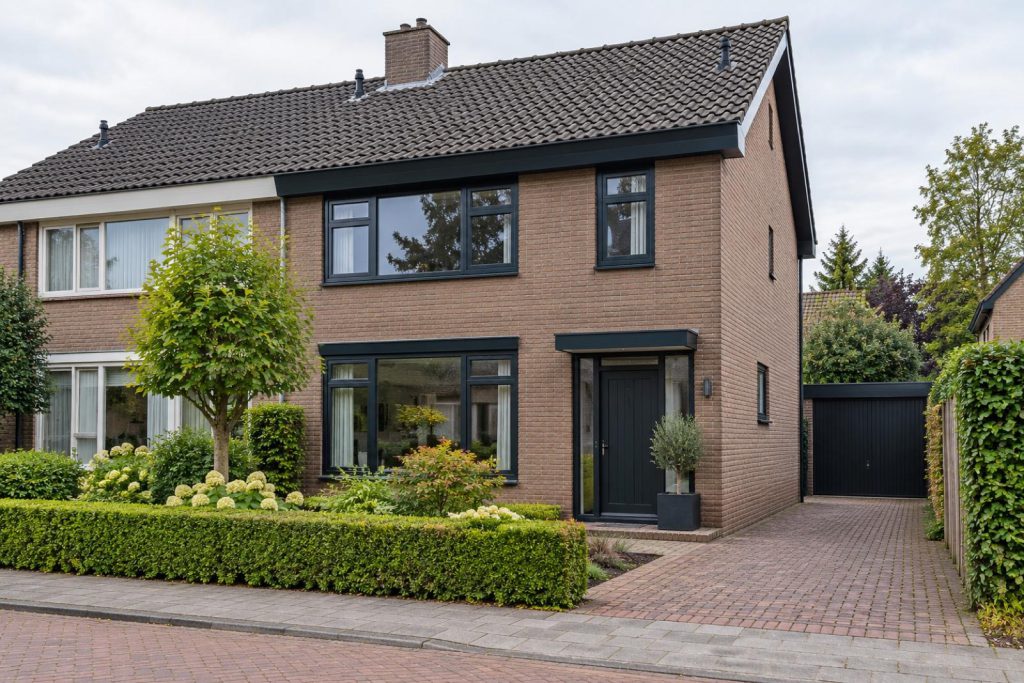 Twee-onder-een-kapwoning met kozijnen in zwartgrijs